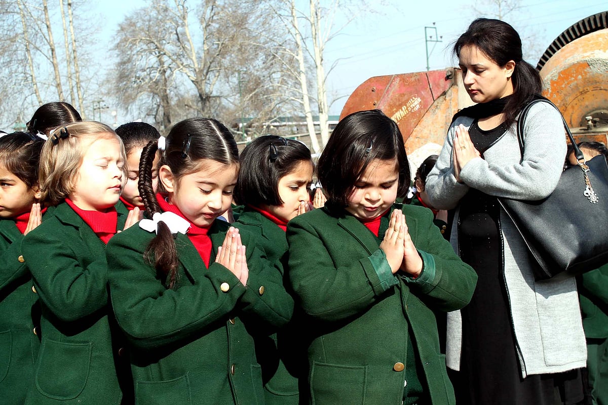 ’جنّت ‘ کے اسکول ننہے منے بچوں سے پھر گلزار