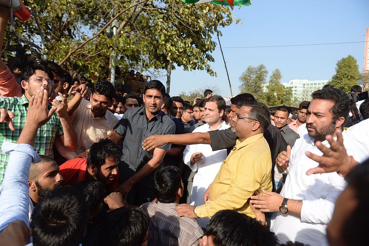 ایس ایس سی گھوٹالہ: مظاہرین طلباء سے ملے راہل، تعاون کی یقین دہانی