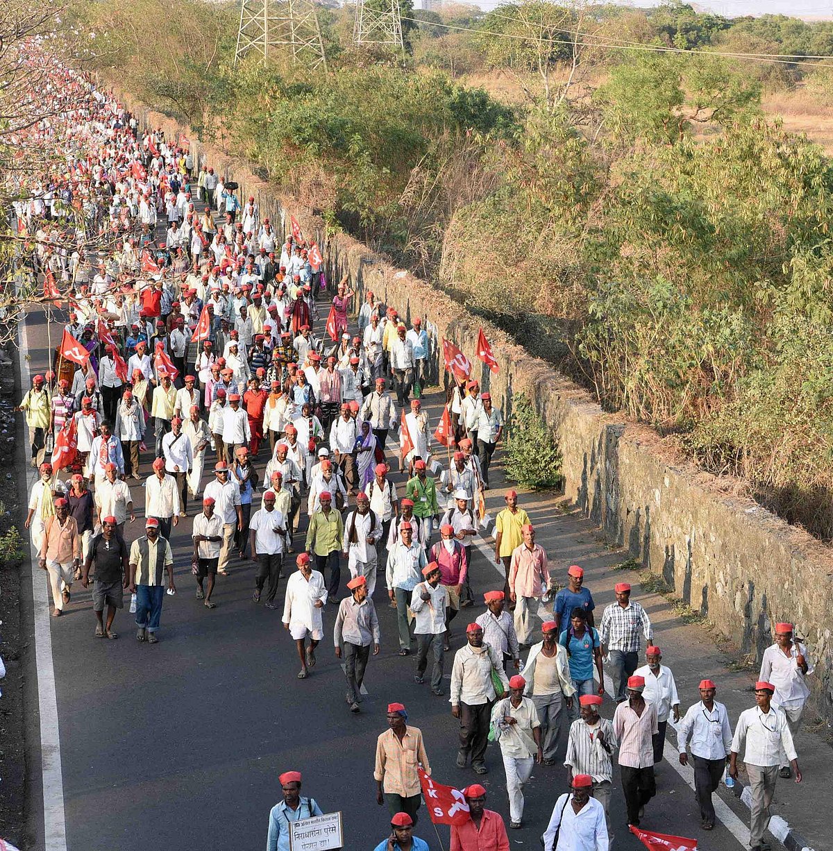حکومت نے کسانوں کے آگے گھٹنے ٹیکے