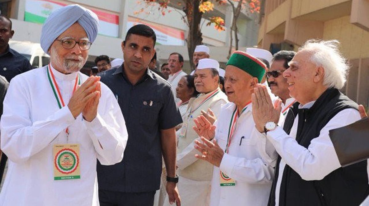 کانگریس رہنماؤں سے ملاقات کرتے راہل منموہن سنگھ