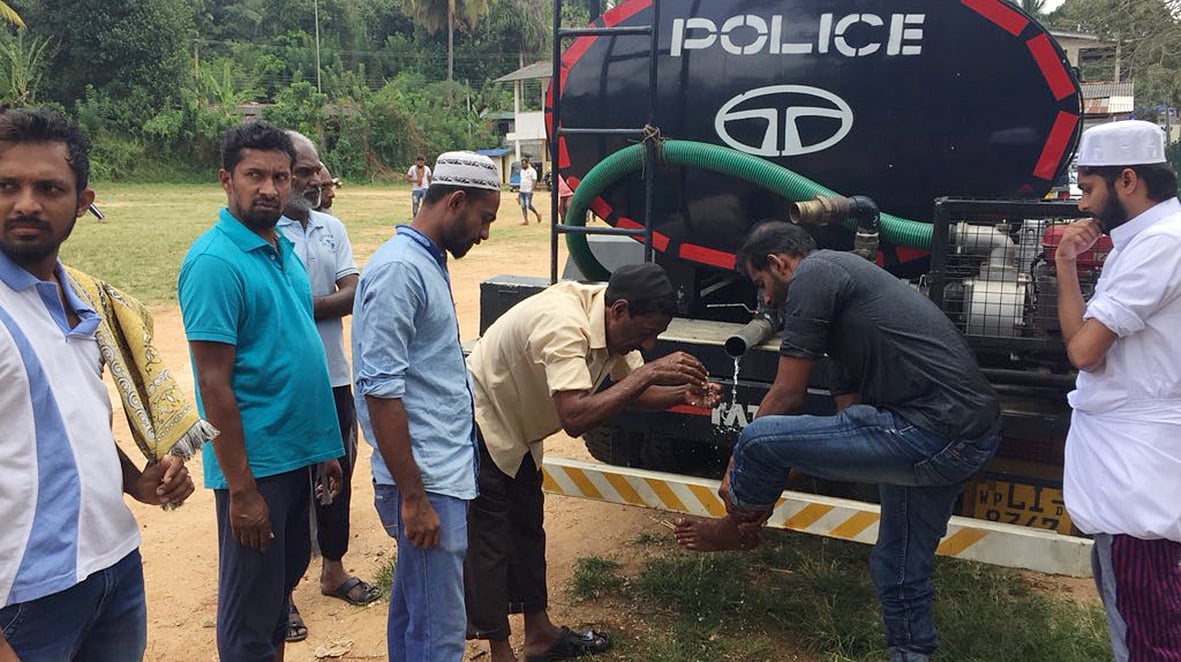 سری لنکا: بندوقوں کے سایہ میں نماز جمعہ کی ادائیگی