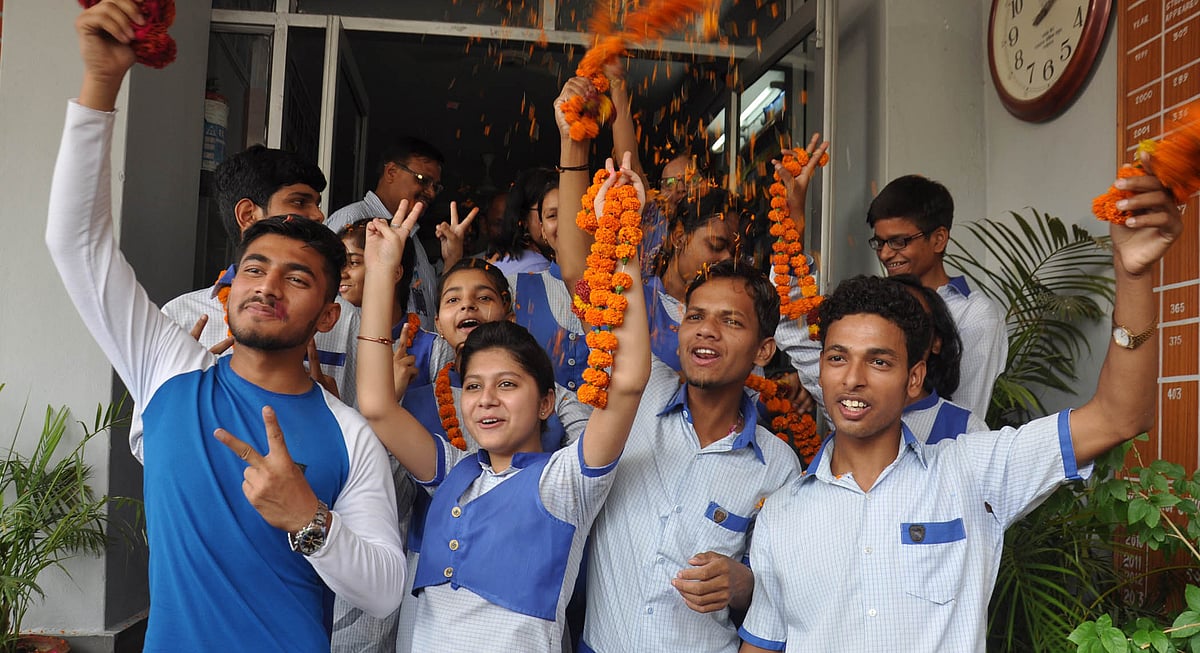 الہ آباد بورڈ کا رزلٹ آنے کے بعد طلباء خوشیاں مناتے ہوئے