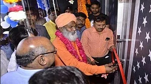 ’نائٹ کلب‘ کا افتتاح کر ساکشی مہاراج برے پھنسے، سوشل میڈیا نے بنایا مذاق