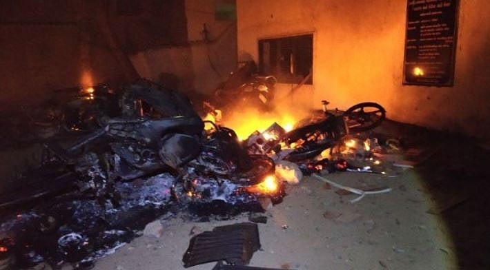 احمد آباد: لڑکی سے چھیڑخانی کے بعد تشدد، کئی گاڑیاں نذرِ آتش