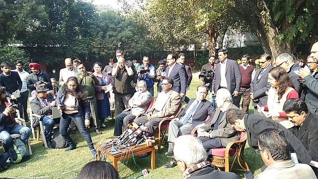 مرکزی حکومت عدالتوں کو اپنے لوگوں سے بھرنے کے لیے پرعزم