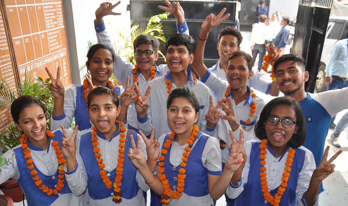 الہ آباد بورڈ کا رزلٹ آنے کے بعد طلباء خوشیاں مناتے ہوئے