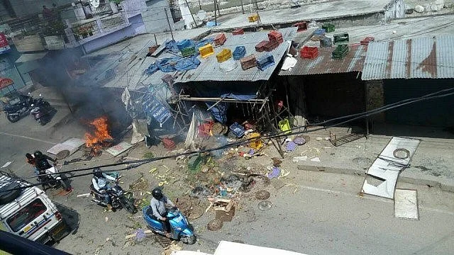 جلتی دکانوں کی ایک تصویر 