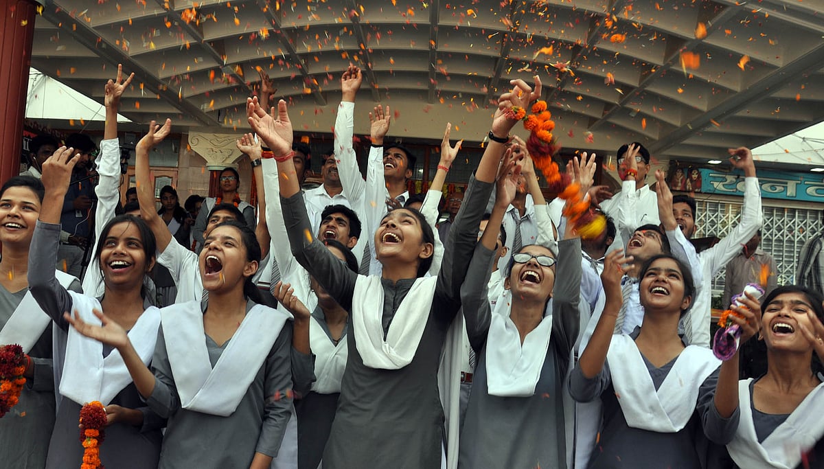 الہ آباد بورڈ کا رزلٹ آنے کے بعد طلباء خوشیاں مناتے ہوئے