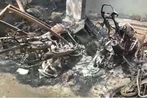 جلی ہوئیں گاڑیاں