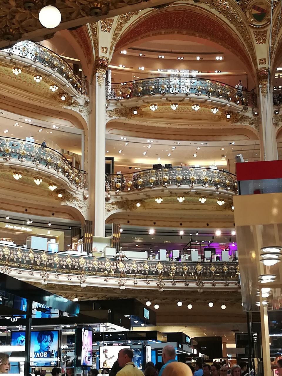 پیرس کا خوبصورت مال