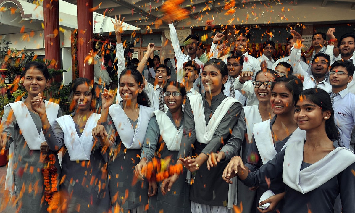 الہ آباد بورڈ کا رزلٹ آنے کے بعد طلباء خوشیاں مناتے ہوئے