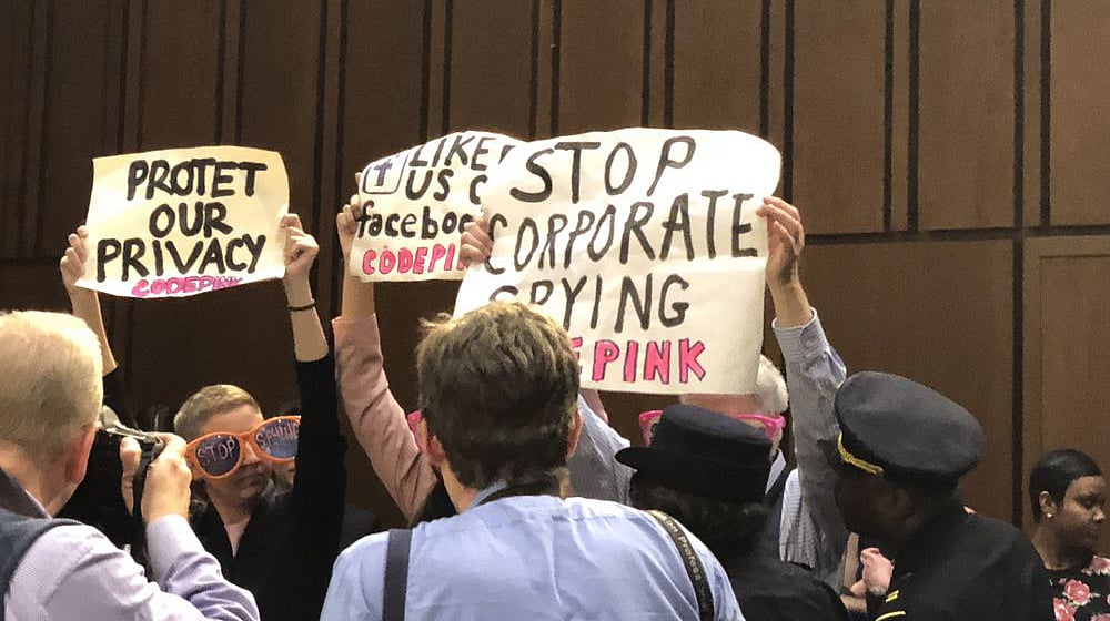 فیس بک کے سی ای او زکربرگ نے معافی مانگی، کئی سوالوں سے پریشان ہوئے