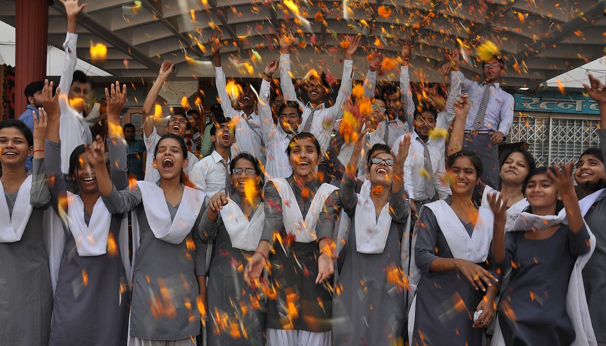 الہ آباد بورڈ کا رزلٹ آنے کے بعد طلباء خوشیاں مناتے ہوئے