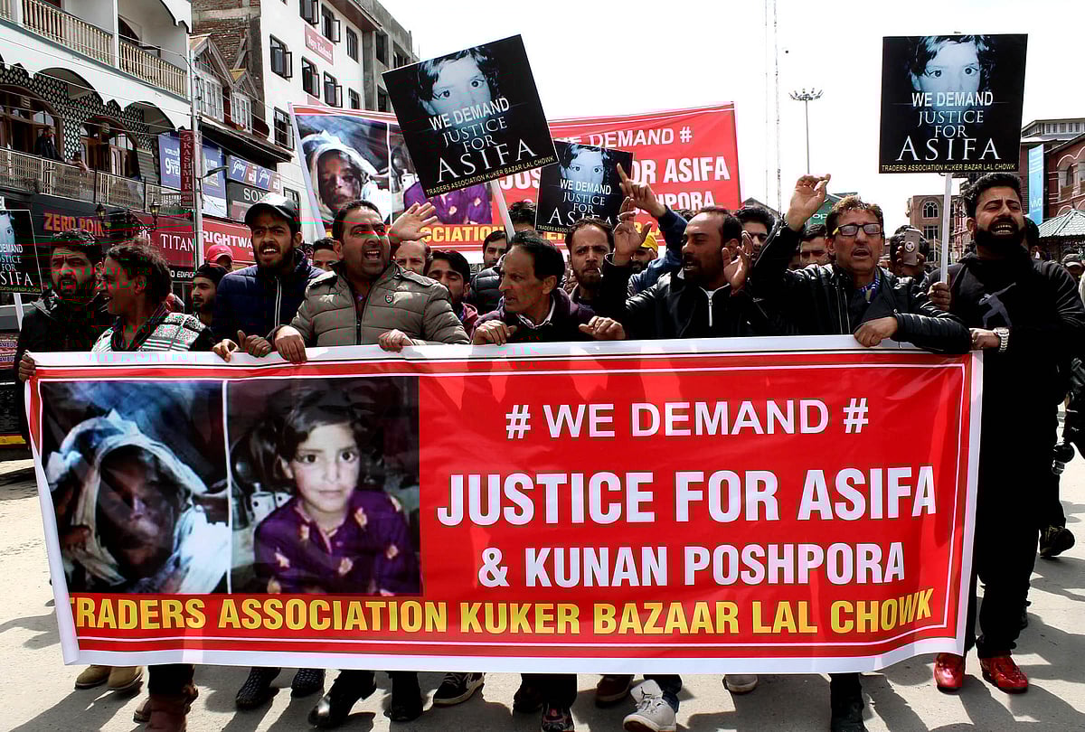 سری نگر میں کٹھوعہ معاملہ کے ملزمان کو سخت سزا دینے کا مطالبہ کرتے تاجر، تصویر یو این آئی