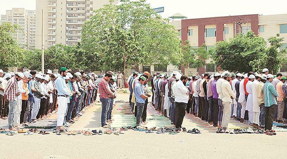 گروگرام میں کھلے میں نماز ادا کرتے فرزندان توحید