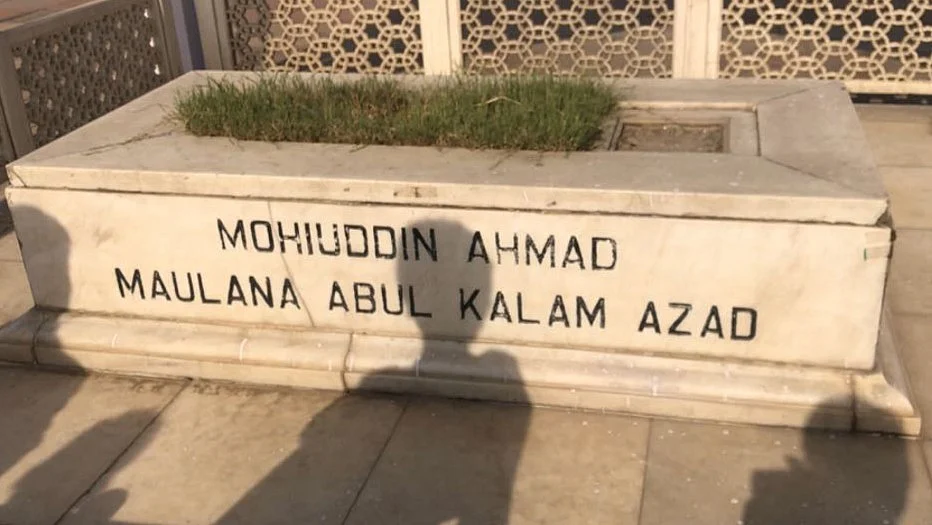 مولانا آزاد کی قبر گندگی اور دھول کی نذر