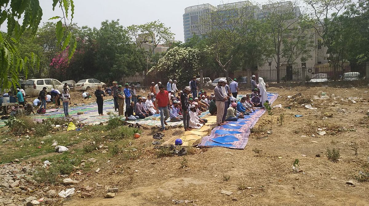 گڑگاؤں میں نماز کی ادائیگی کا منظر