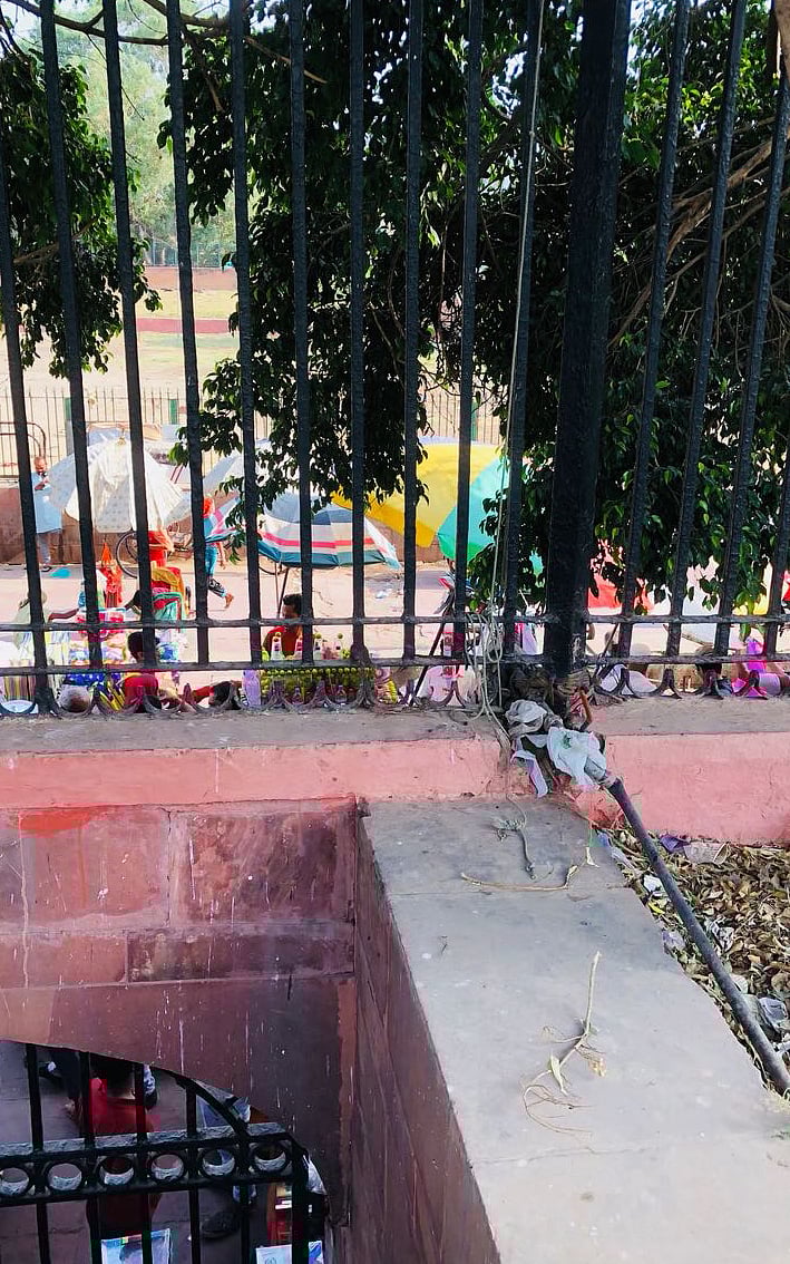 مولانا آزاد کی قبر گندگی اور دھول کی نذر