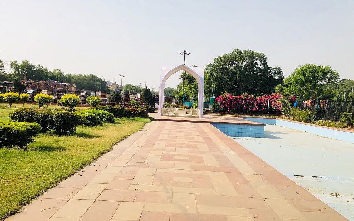 مولانا آزاد کی قبر گندگی اور دھول کی نذر