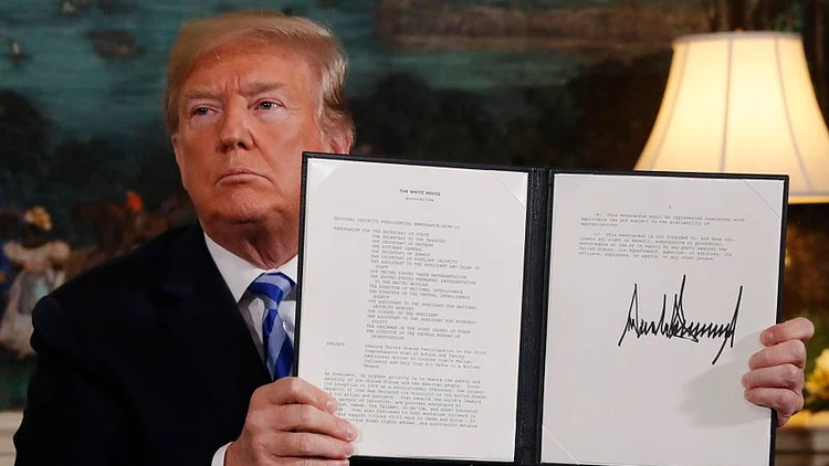 امریکی صدر ڈونالڈ ٹرمپ کی ایران سے معاہدہ توڑنے کے بعد  کی تصویر&nbsp;