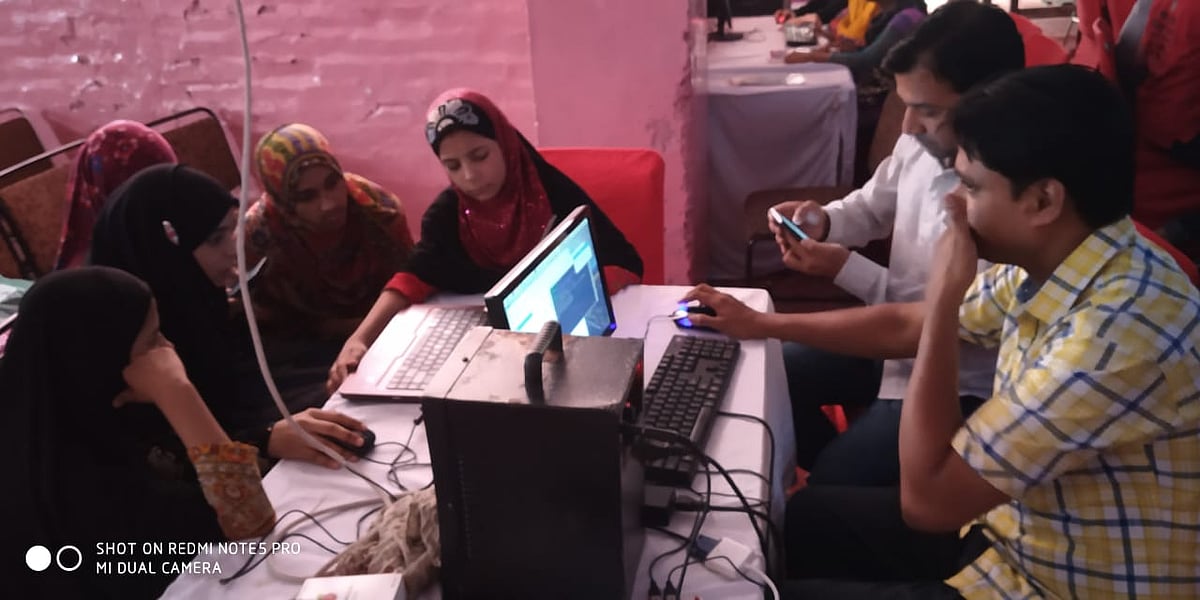 مفت سمر کیمپ میں بچے سیکھ رہے ہیں پروگرامنگ اور کوڈنگ