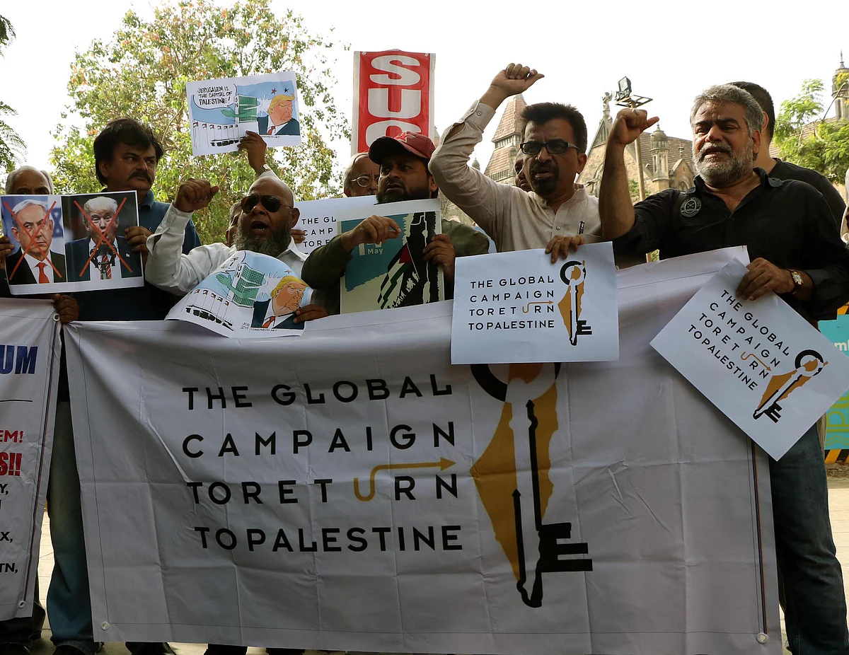 ممبئی میں فلسطین کے حق میں مظاہرہ کرتے لوگ، تصویر یو این آئی
