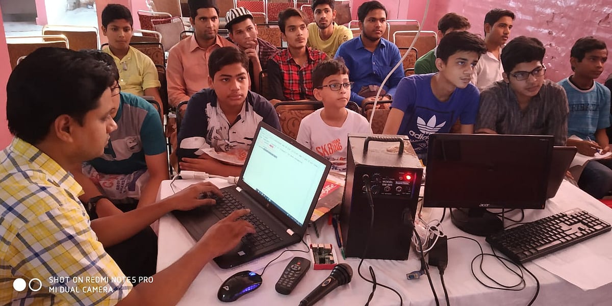 مفت سمر کیمپ میں بچے سیکھ رہے ہیں پروگرامنگ اور کوڈنگ