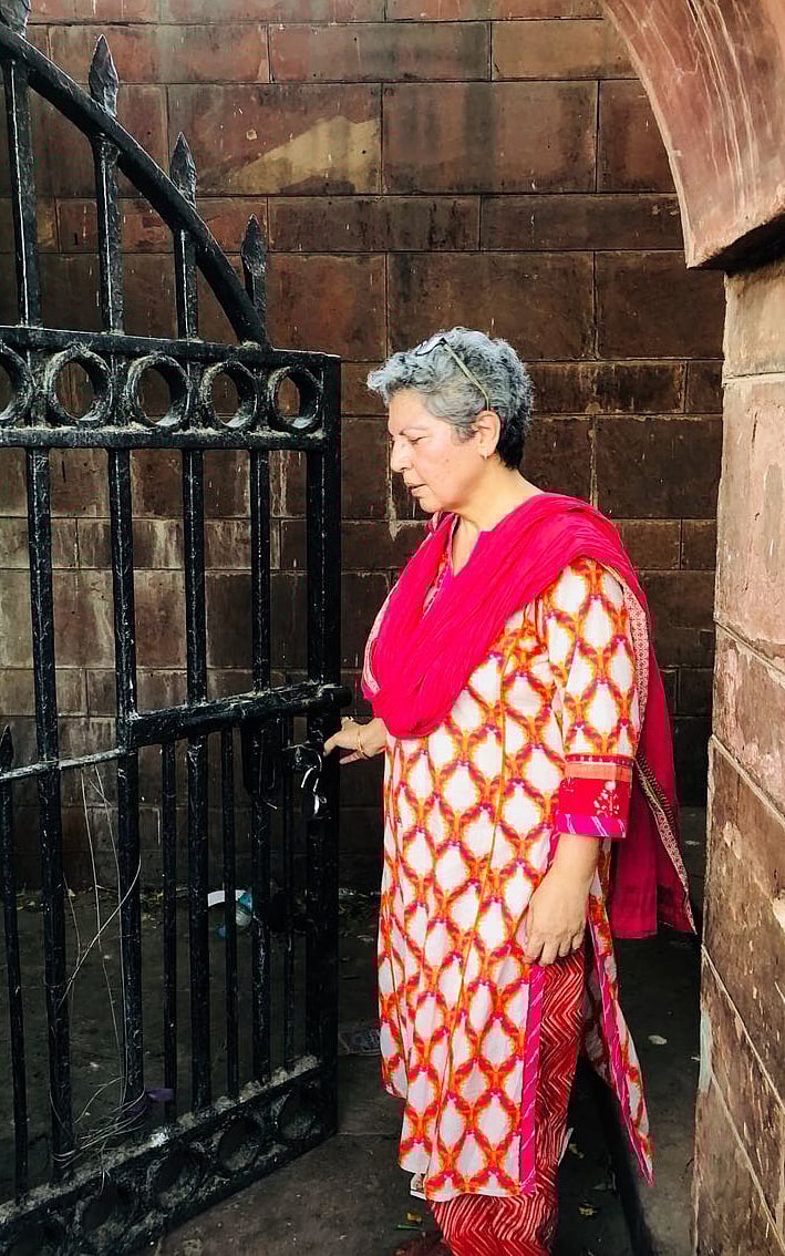 مولانا آزاد کی قبر گندگی اور دھول کی نذر