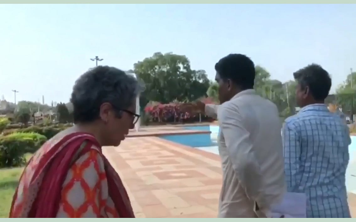 مولانا آزاد کی قبر گندگی اور دھول کی نذر