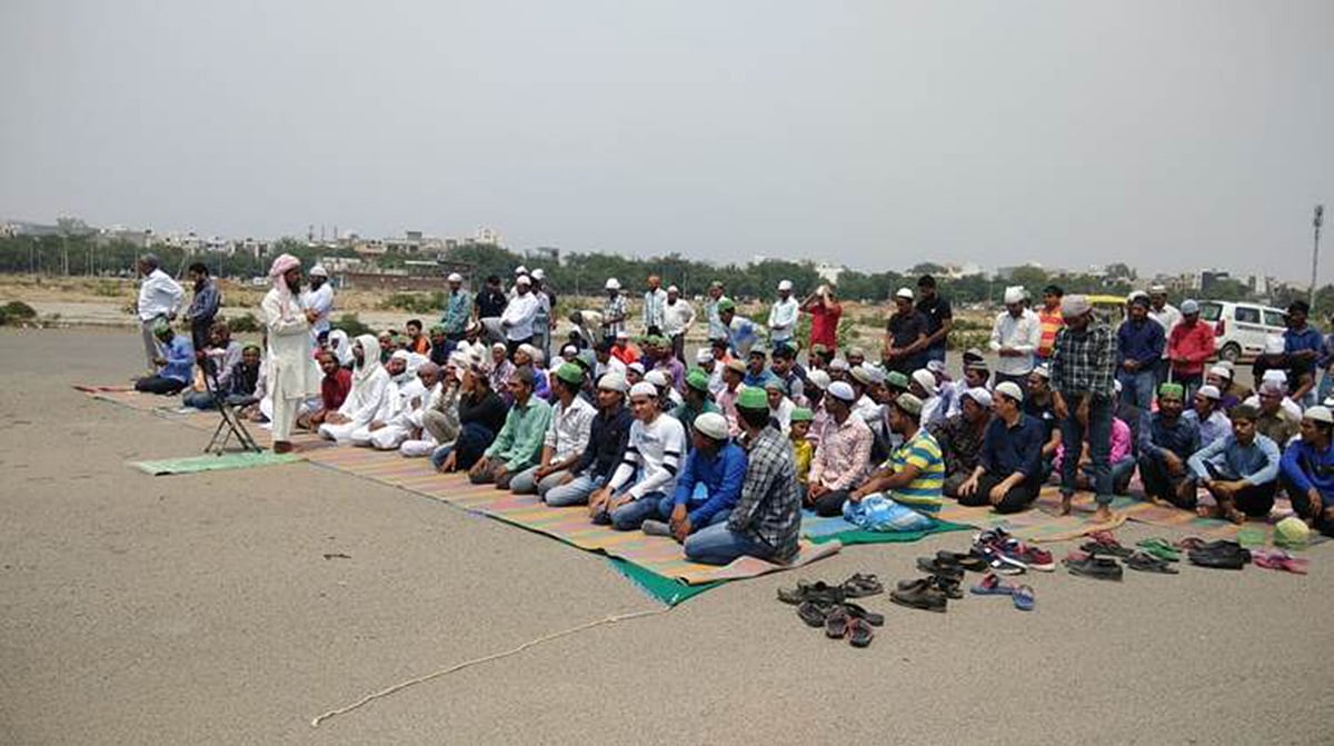 گڑگاؤں کے سیکٹر 47 میں نماز ادا کرتے لوگ