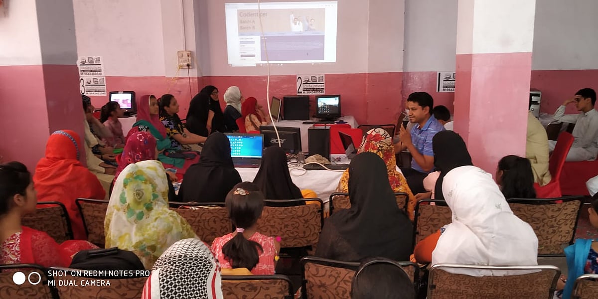 مفت سمر کیمپ میں بچے سیکھ رہے ہیں پروگرامنگ اور کوڈنگ