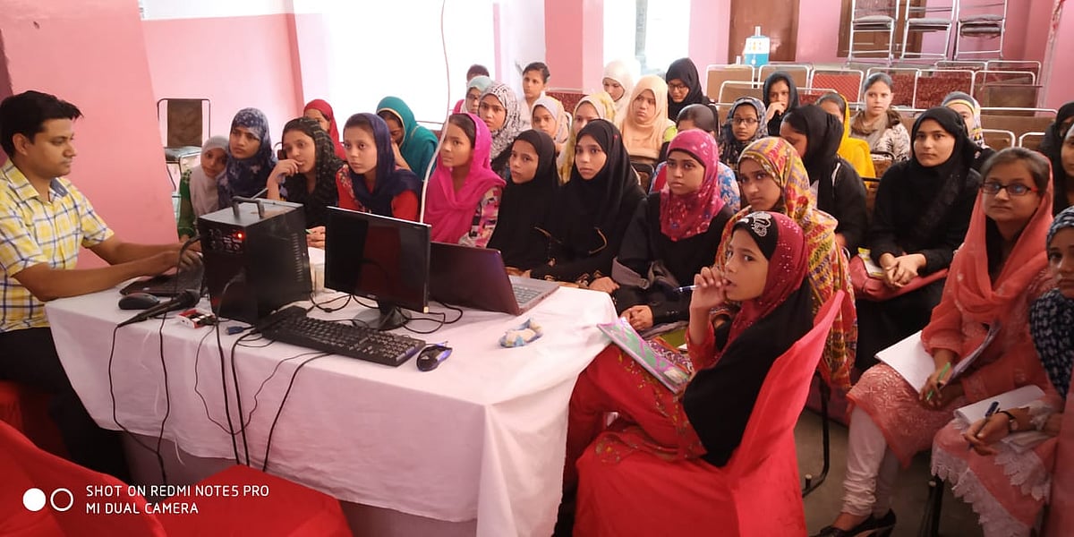 مفت سمر کیمپ میں بچے سیکھ رہے ہیں پروگرامنگ اور کوڈنگ