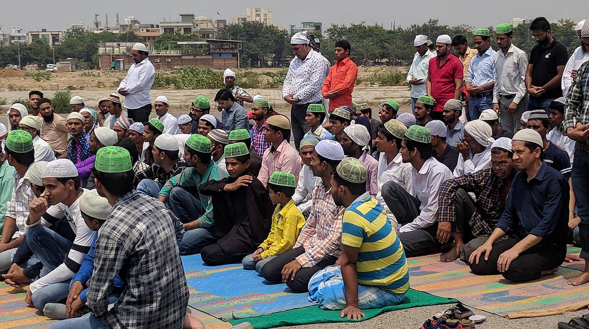 گڑگاؤں کے سیکٹر 47 میں نماز ادا کرتے لوگ