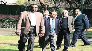 مودی حکومت کے فیصلے کے خلاف 4 جج متحد، دباؤ میں چیف جسٹس