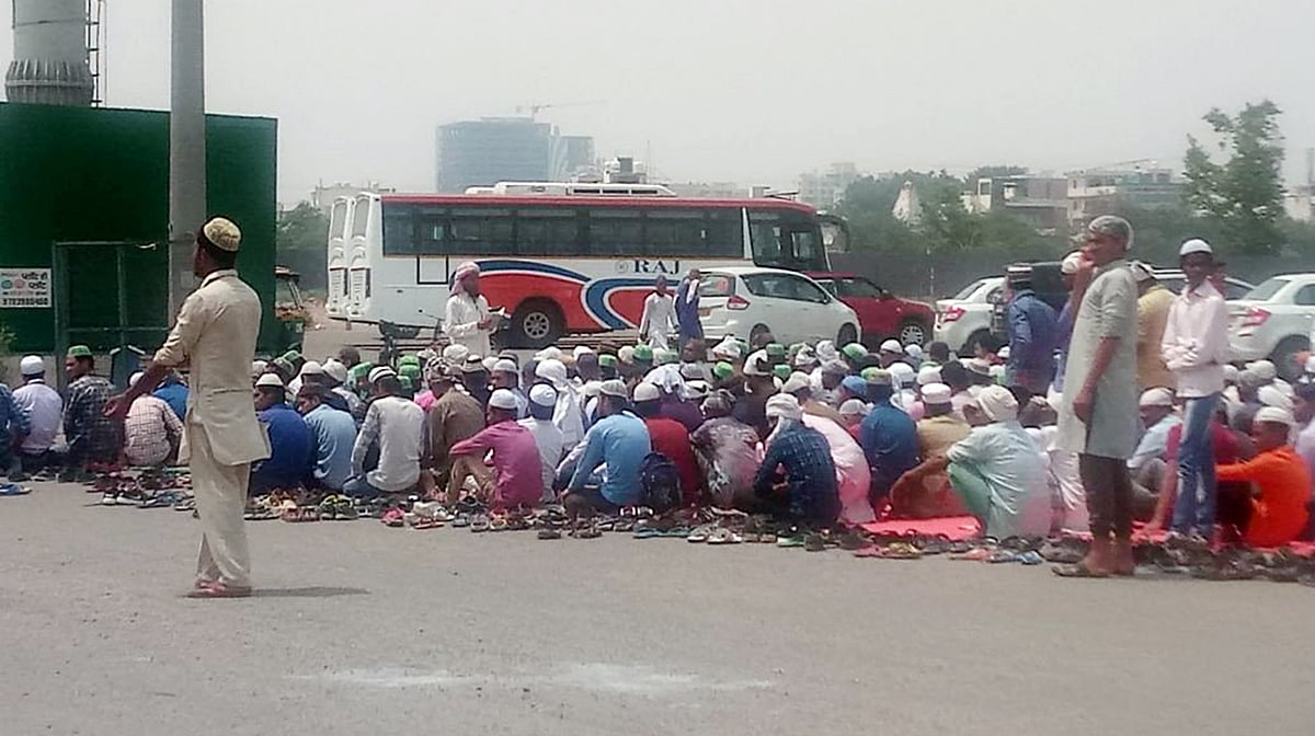 گڑگاؤں میں نماز کی ادائیگی کا منظر