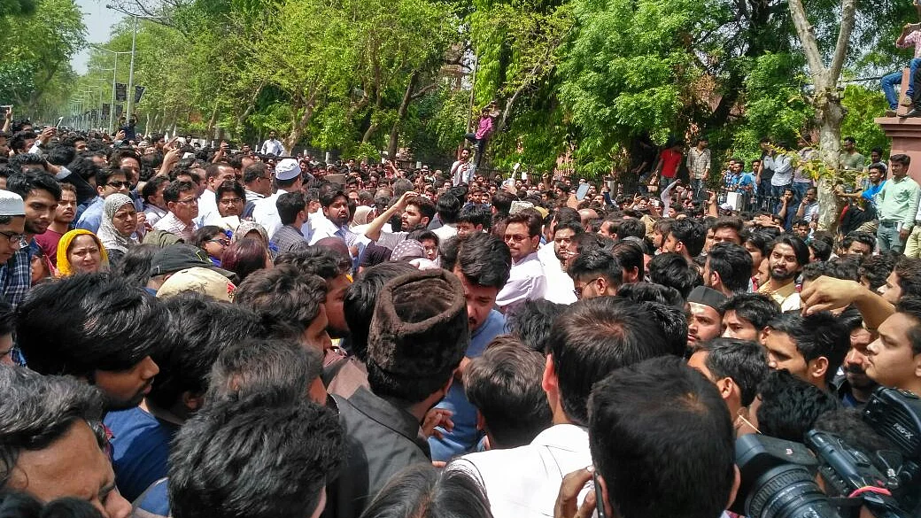 تصویر قومی آواز