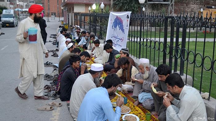 پاکستانی سکھوں کا مسلمانوں کو روزہ افطار کرانا، بھائی چارے کی مثال