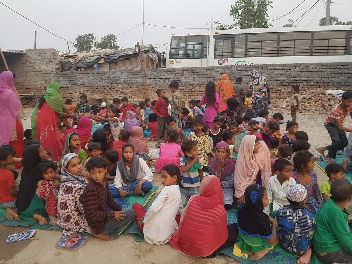 غریب روزہ داروں میں خوشیاں بانٹ رہے زہرہ فاؤنڈیشن کو سلام