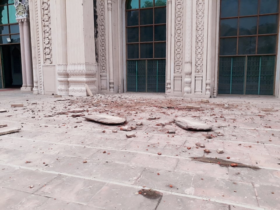 آندھی طوفان سے لکھنؤ کی شاہی جامع مسجد کی برجیاں زمین بوس