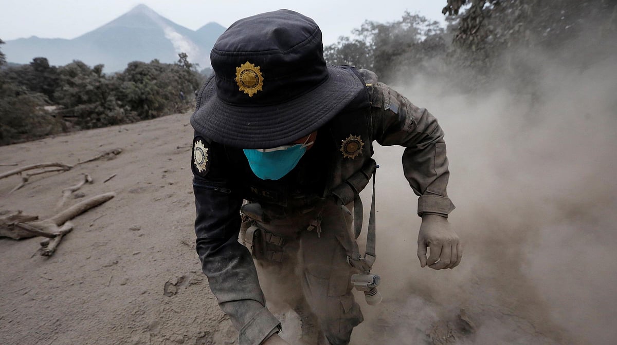 گوئٹے مالا میں آتش فشاں پھٹنے سے تباہی، 69 ہلاک