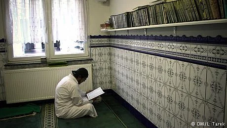 نصف درجن سے زائد مساجد بند، کئی امام بے دخل