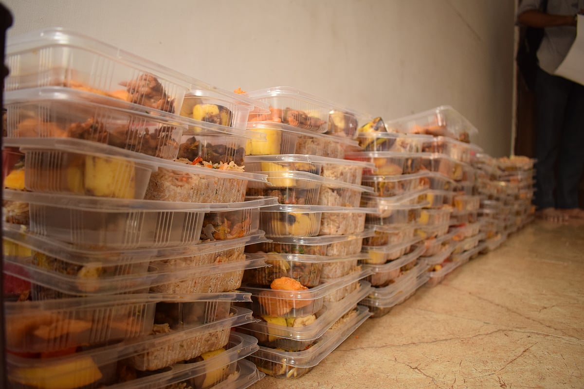 غریب روزہ داروں میں خوشیاں بانٹ رہے زہرہ فاؤنڈیشن کو سلام