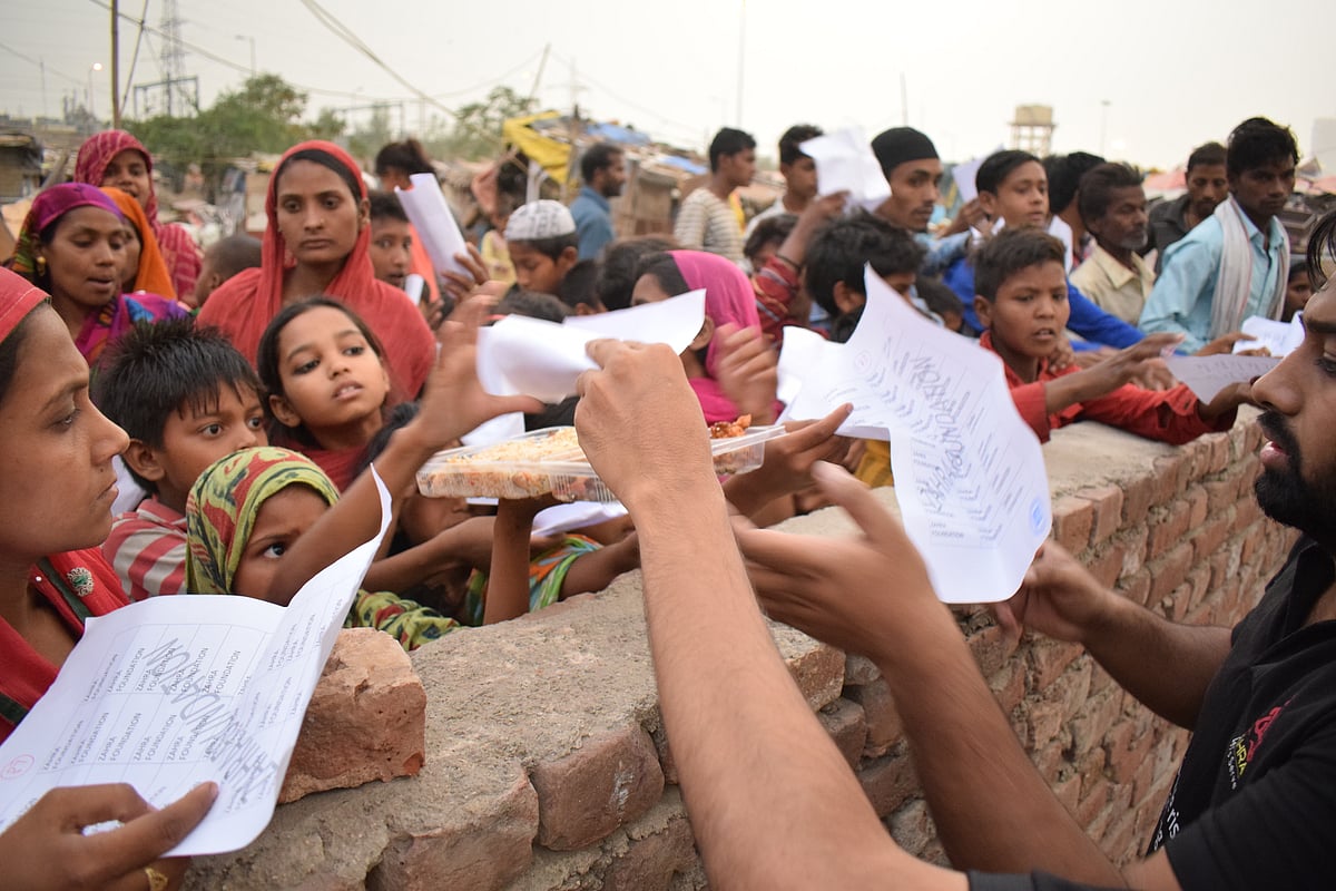 غریب روزہ داروں میں خوشیاں بانٹ رہے زہرہ فاؤنڈیشن کو سلام