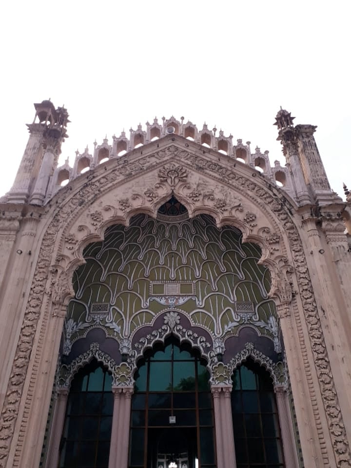 آندھی طوفان سے لکھنؤ کی شاہی جامع مسجد کی برجیاں زمین بوس