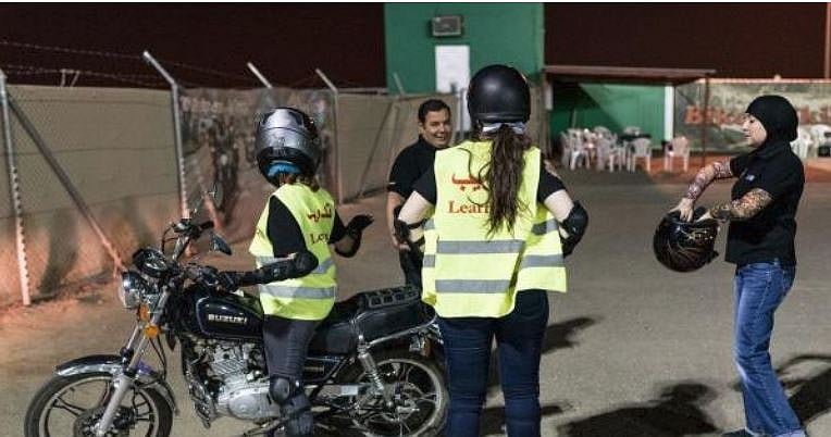 سعودی عرب: اب خواتین کو بائیک چلانے کی اجازت جلد!