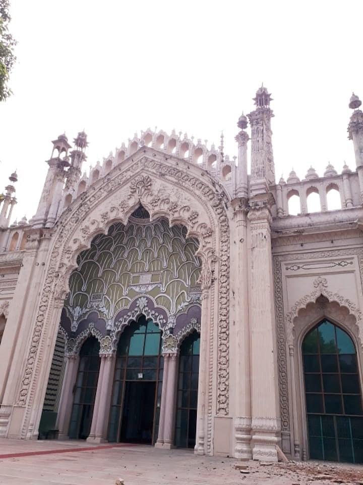 آندھی طوفان سے لکھنؤ کی شاہی جامع مسجد کی برجیاں زمین بوس