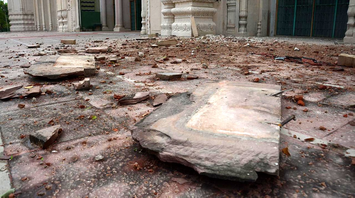 آندھی طوفان سے لکھنؤ کی شاہی جامع مسجد کی برجیاں زمین بوس