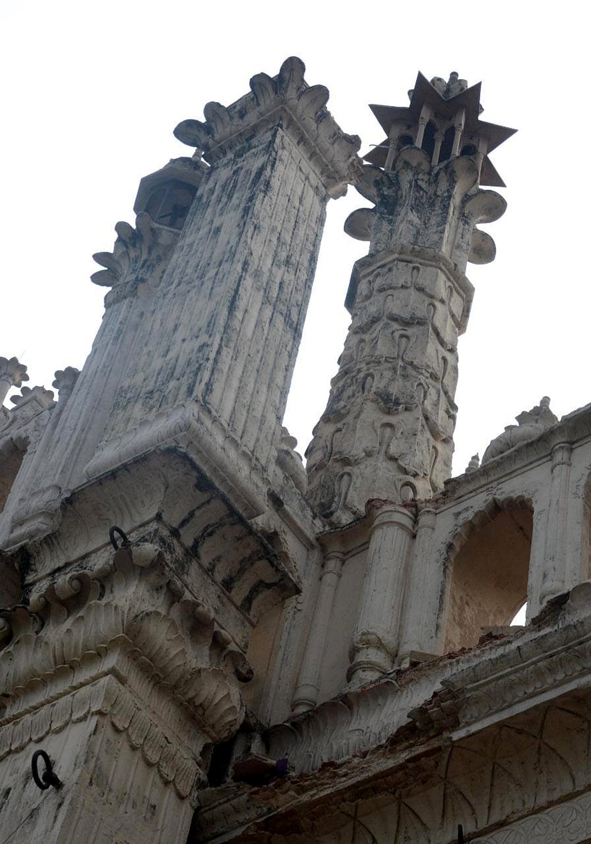 آندھی طوفان سے لکھنؤ کی شاہی جامع مسجد کی برجیاں زمین بوس