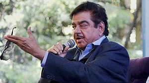 مودی جی کچھ کیجئے ورنہ چڑیا چُگ جائے گی کھیت: شتروگھن سنہا