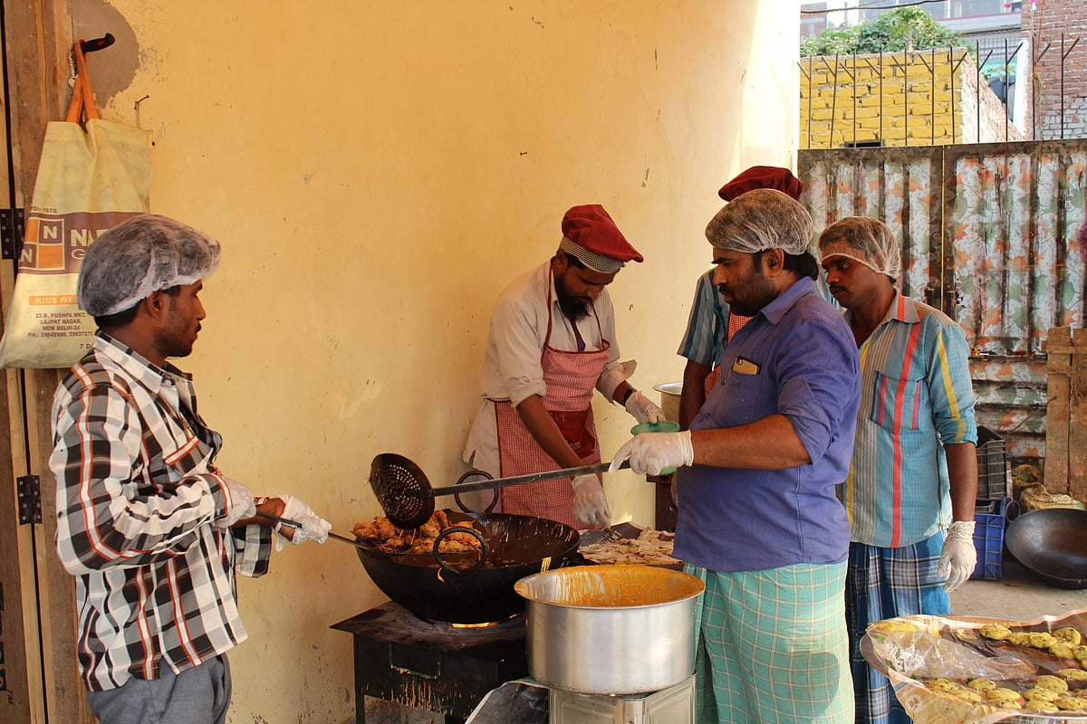 غریب روزہ داروں میں خوشیاں بانٹ رہے زہرہ فاؤنڈیشن کو سلام